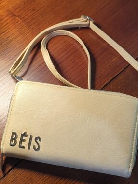 Béis Crossbody Wallet with Adjustable Strap